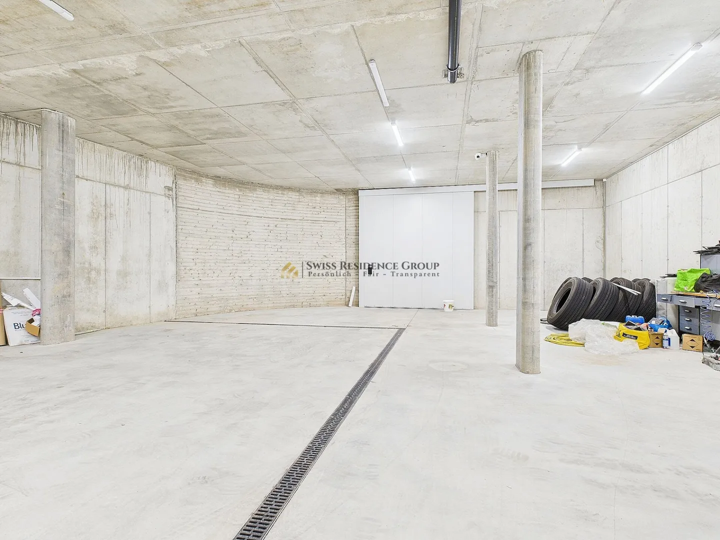 Garage spacieux à louer - 272 m² pour vos véhicules - Photo 2 sur 3
