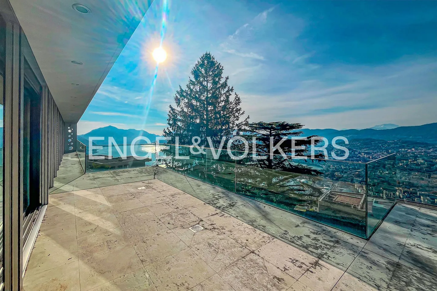 Duplex de rêve – où le style contemporain rencontre des vues imprenables sur le lac - Photo 3 sur 13