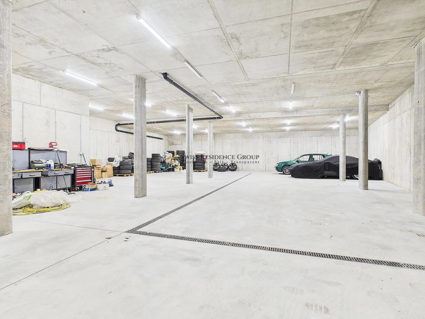 Garage spacieux à louer - 272 m² pour vos véhicules - Photo 1 sur 3
