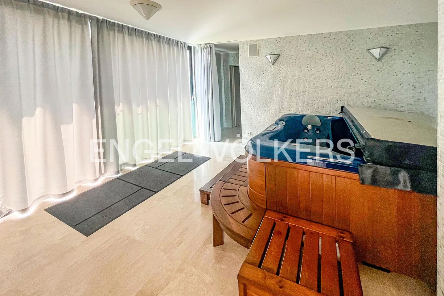 Duplex de rêve – où le style contemporain rencontre des vues imprenables sur le lac - Photo 10 sur 13