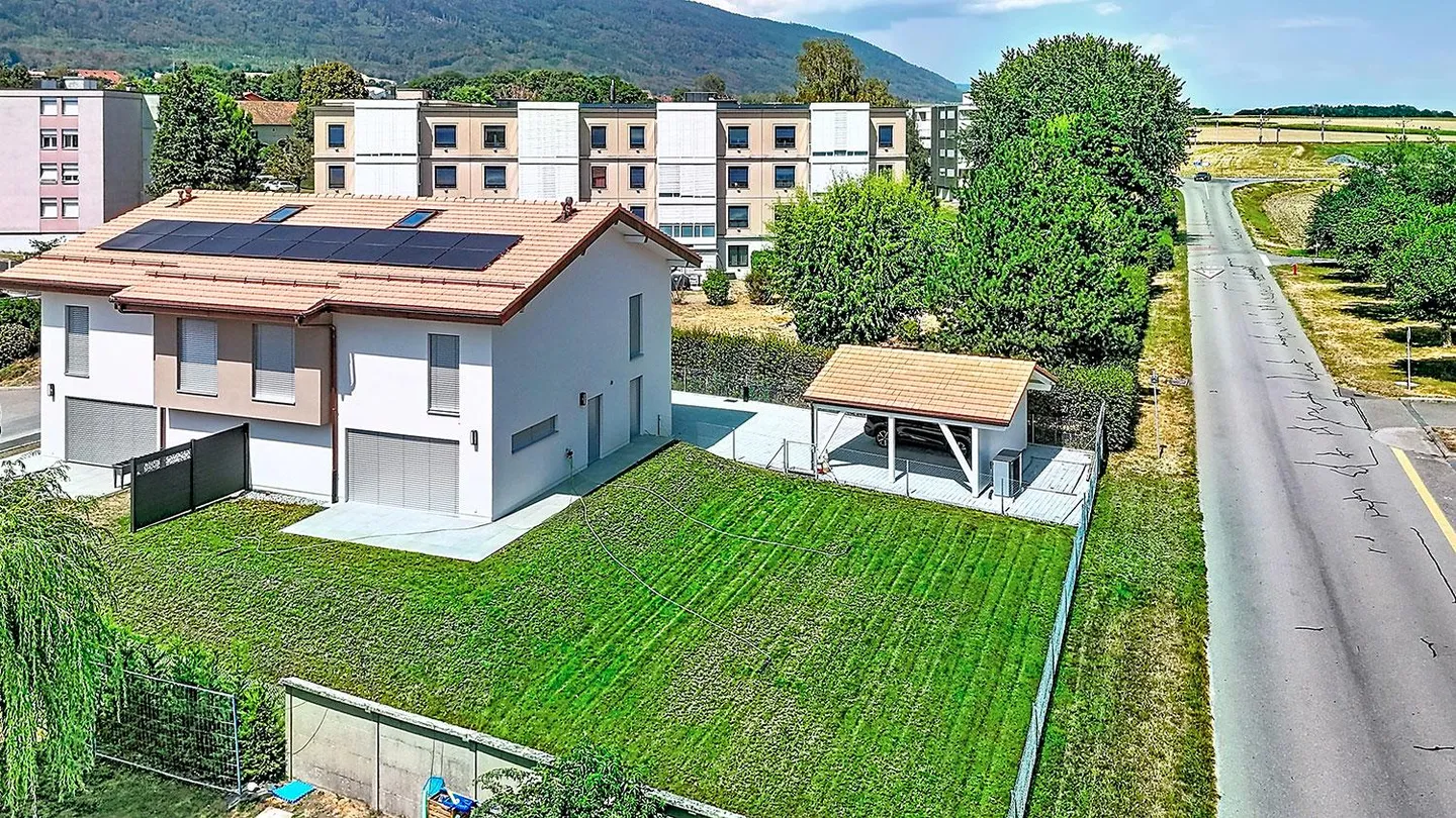 Villa jumelle de 7 pièces avec jardin - Photo 1 sur 12