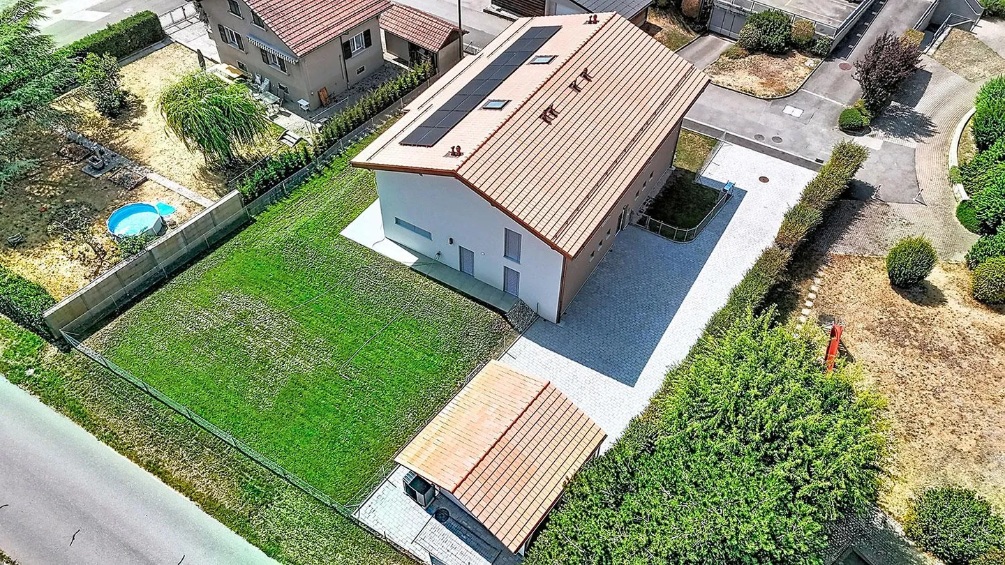 Villa jumelle de 7 pièces avec jardin - Photo 4 sur 12