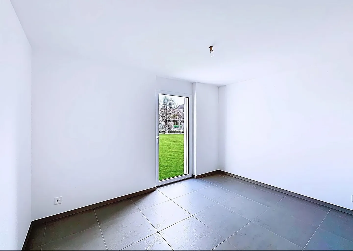 Villa jumelle de 7 pièces avec jardin - Photo 6 sur 12