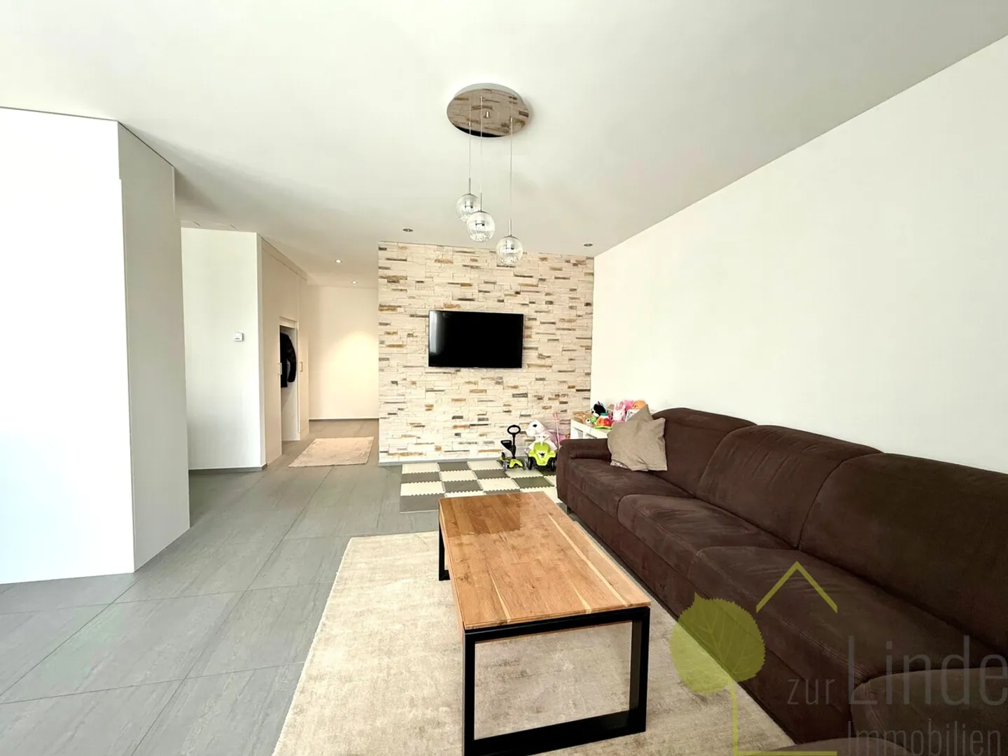 Appartement spacieux de 4.5 pièces - moderne, ensoleillé, familial - Photo 2 sur 14