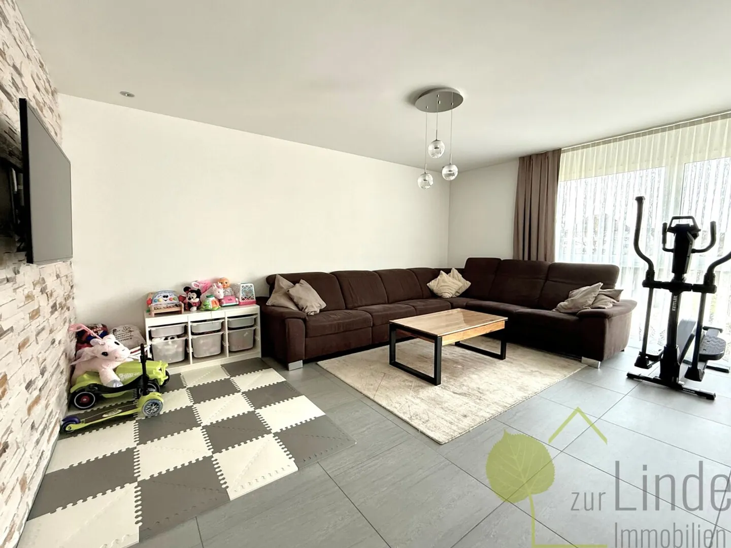 Appartement spacieux de 4.5 pièces - moderne, ensoleillé, familial - Photo 3 sur 14