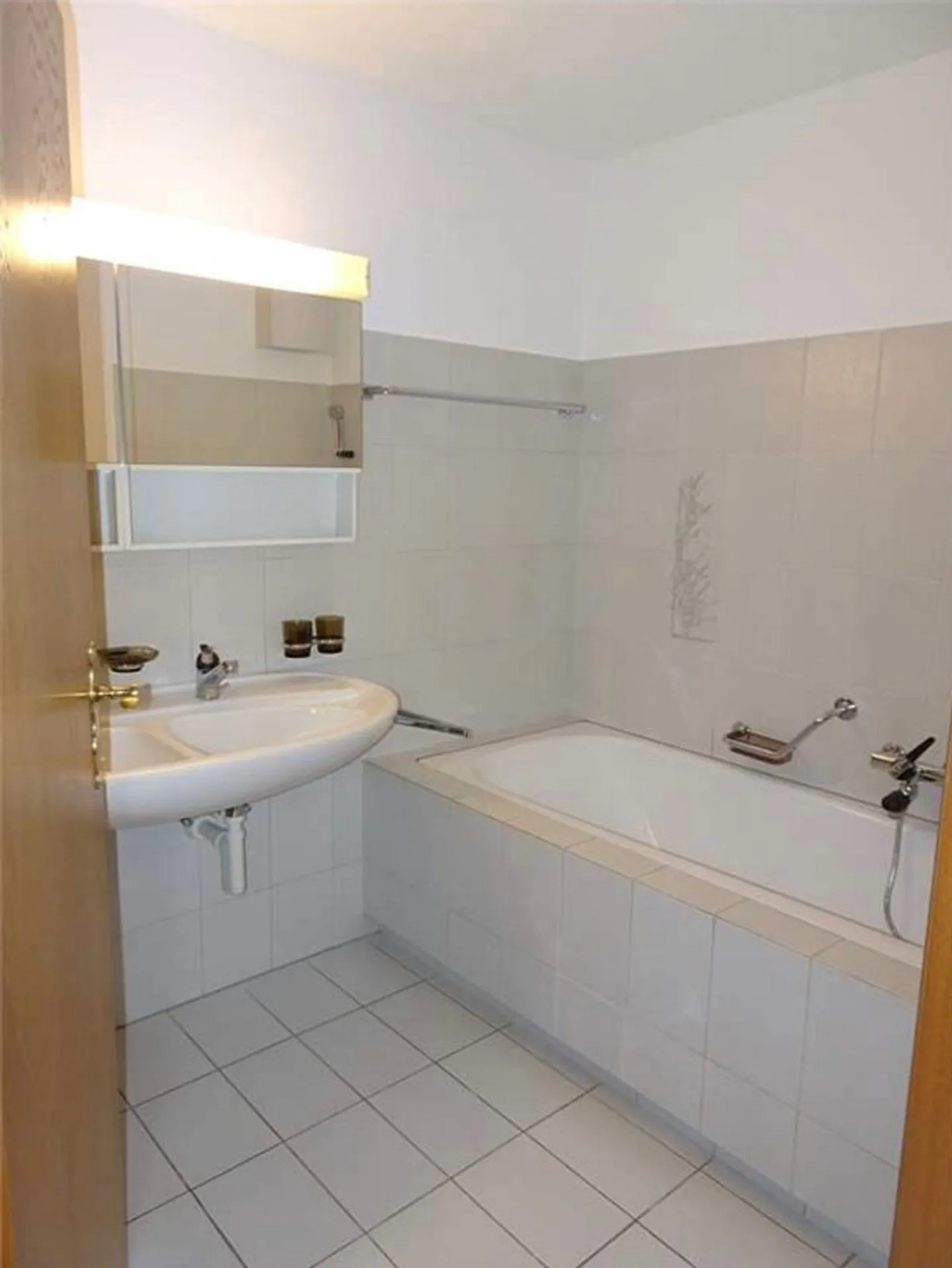 Ampio appartamento di 3,5 stanze con balcone - Foto 2 di 7