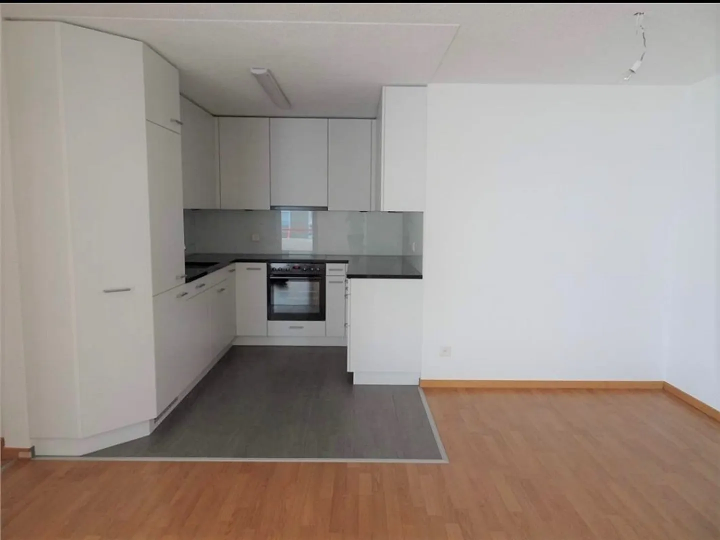Ampio appartamento di 3,5 stanze con balcone - Foto 3 di 7