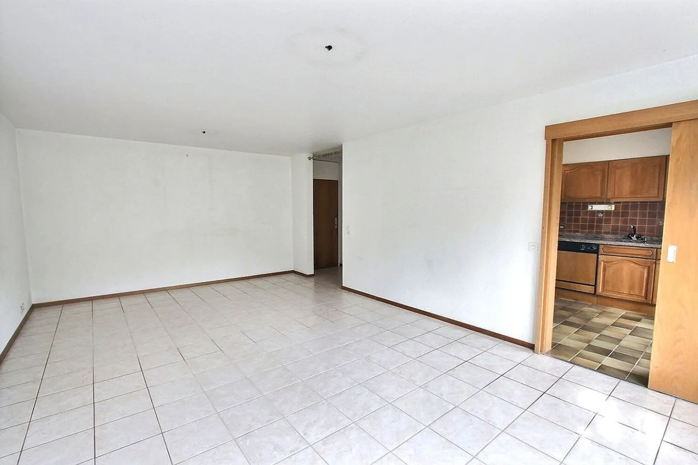 Grand appartement de 2,5 pièces avec terrasse - Photo 4 sur 10