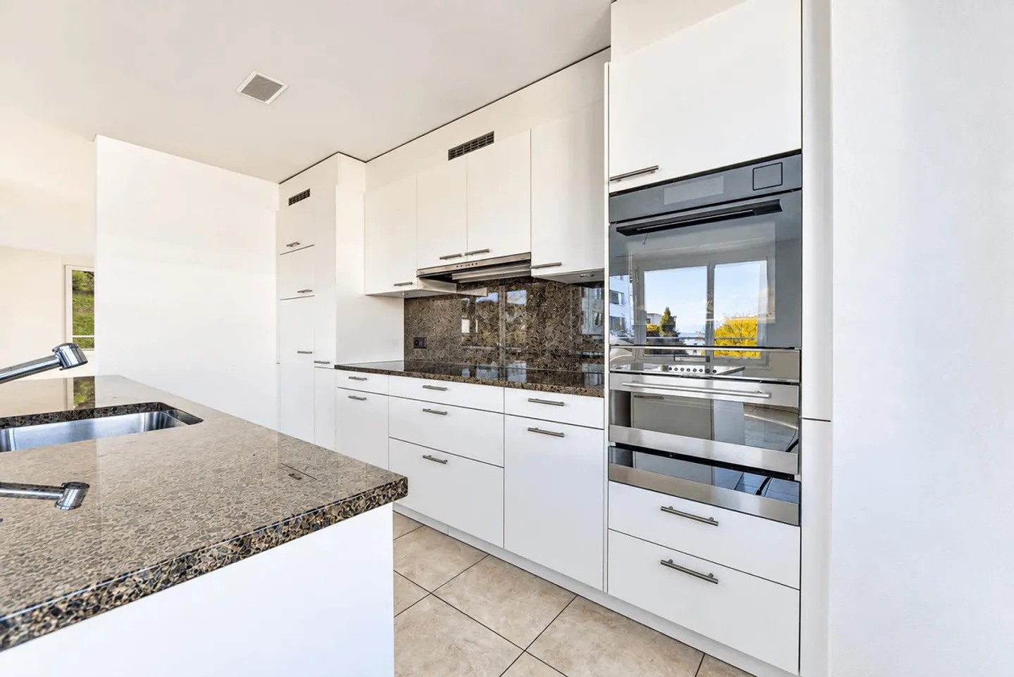 Living with a View - Attractive 4.5-Room Apartment on the 1st Floor - Photo 3 of 13