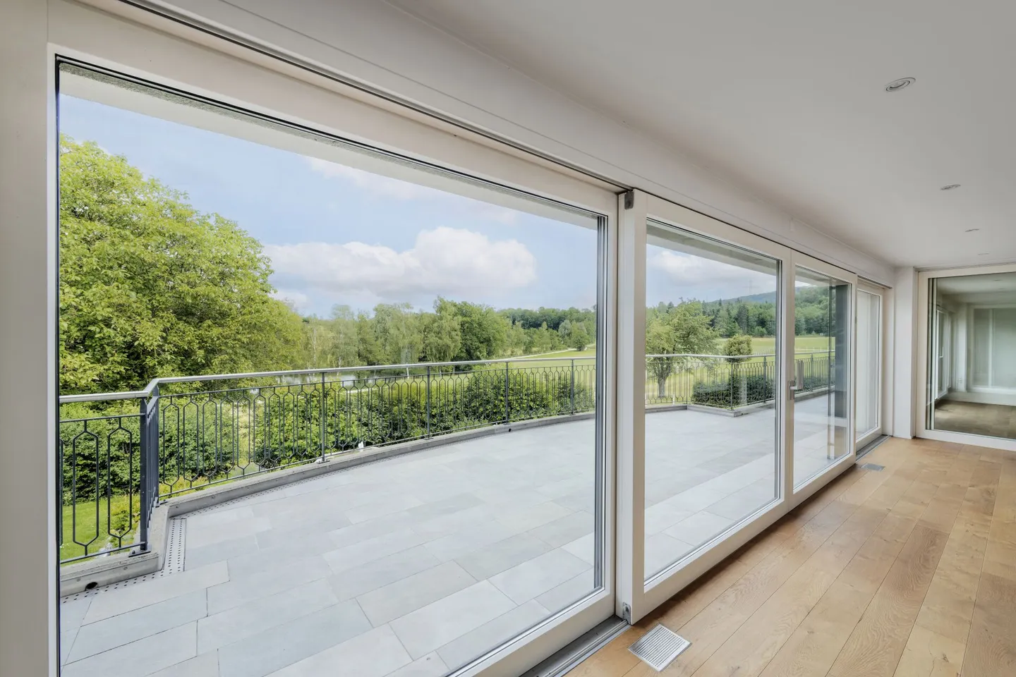 Appartamento con terrazza di 370 m2 nel verde - Foto 4 di 21