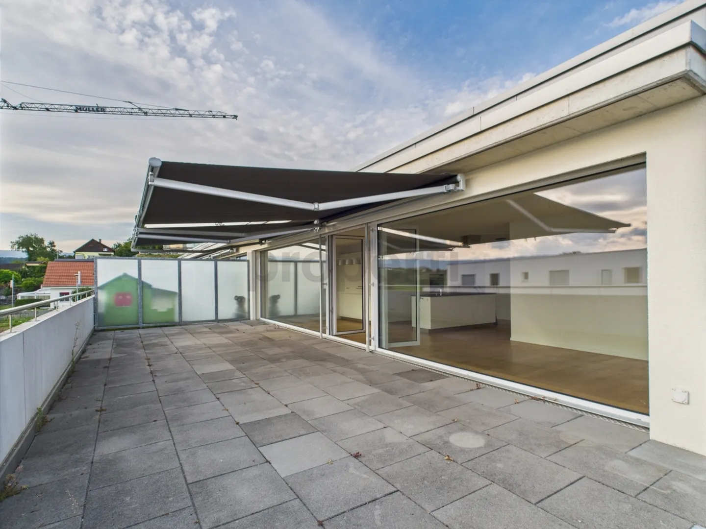 Appartement en attique exceptionnel de 3,5 pièces Grande terrasse de 71 m², calme, ensoleillé et idéal pour les familles - Photo 2 sur 13