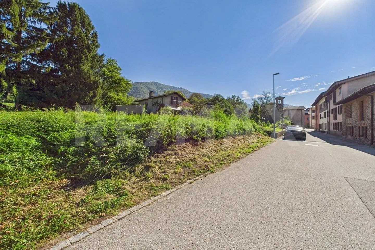 Residential land in a green and quiet area in Tresa - Photo 2 of 13