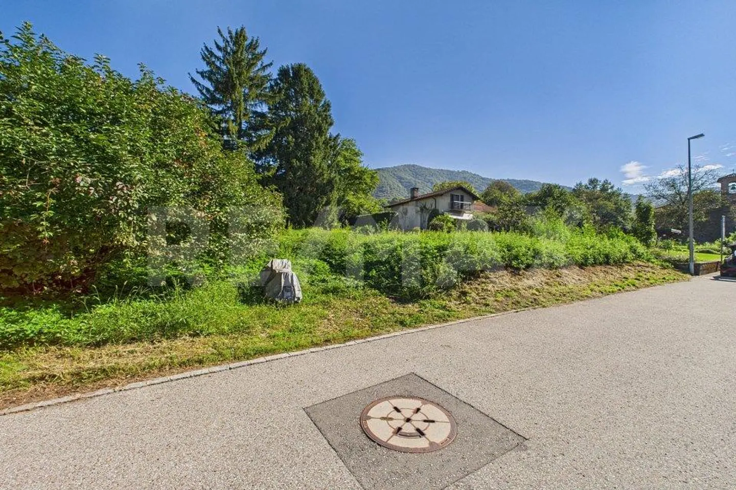 Residential land in a green and quiet area in Tresa - Photo 3 of 13