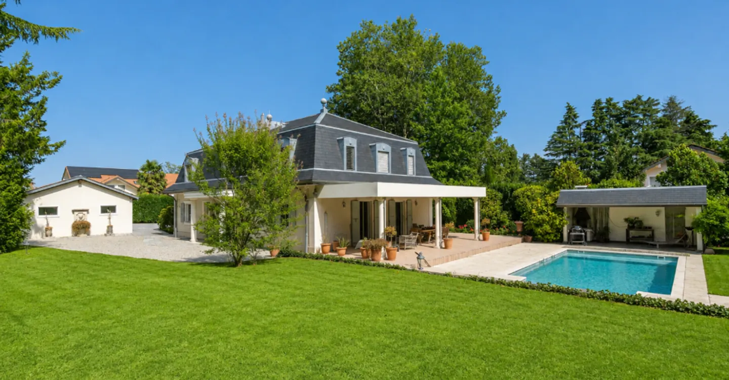 Rare ? Beautiful master villa with swimming pool and park of 4,000 m² - Photo 1 of 13