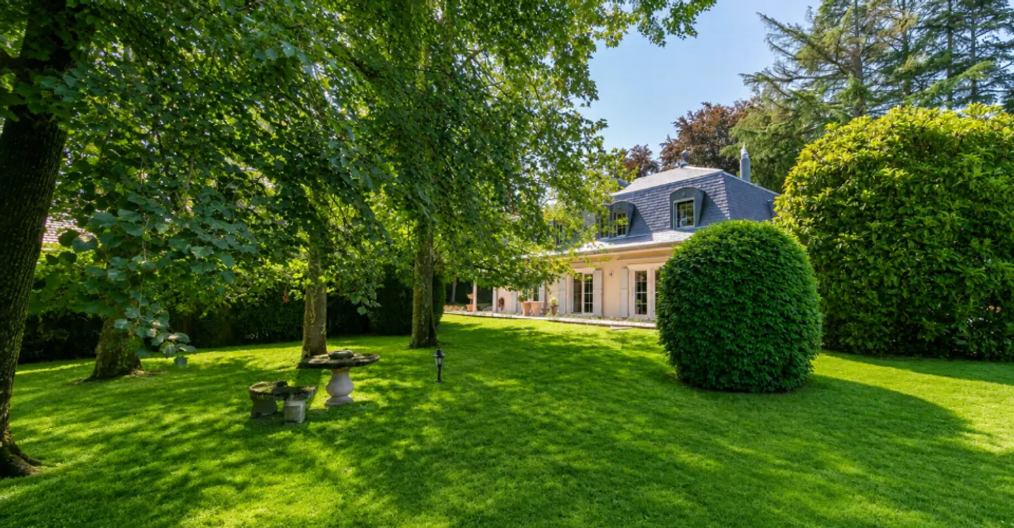 Rare ? Beautiful master villa with swimming pool and park of 4,000 m² - Photo 2 of 13