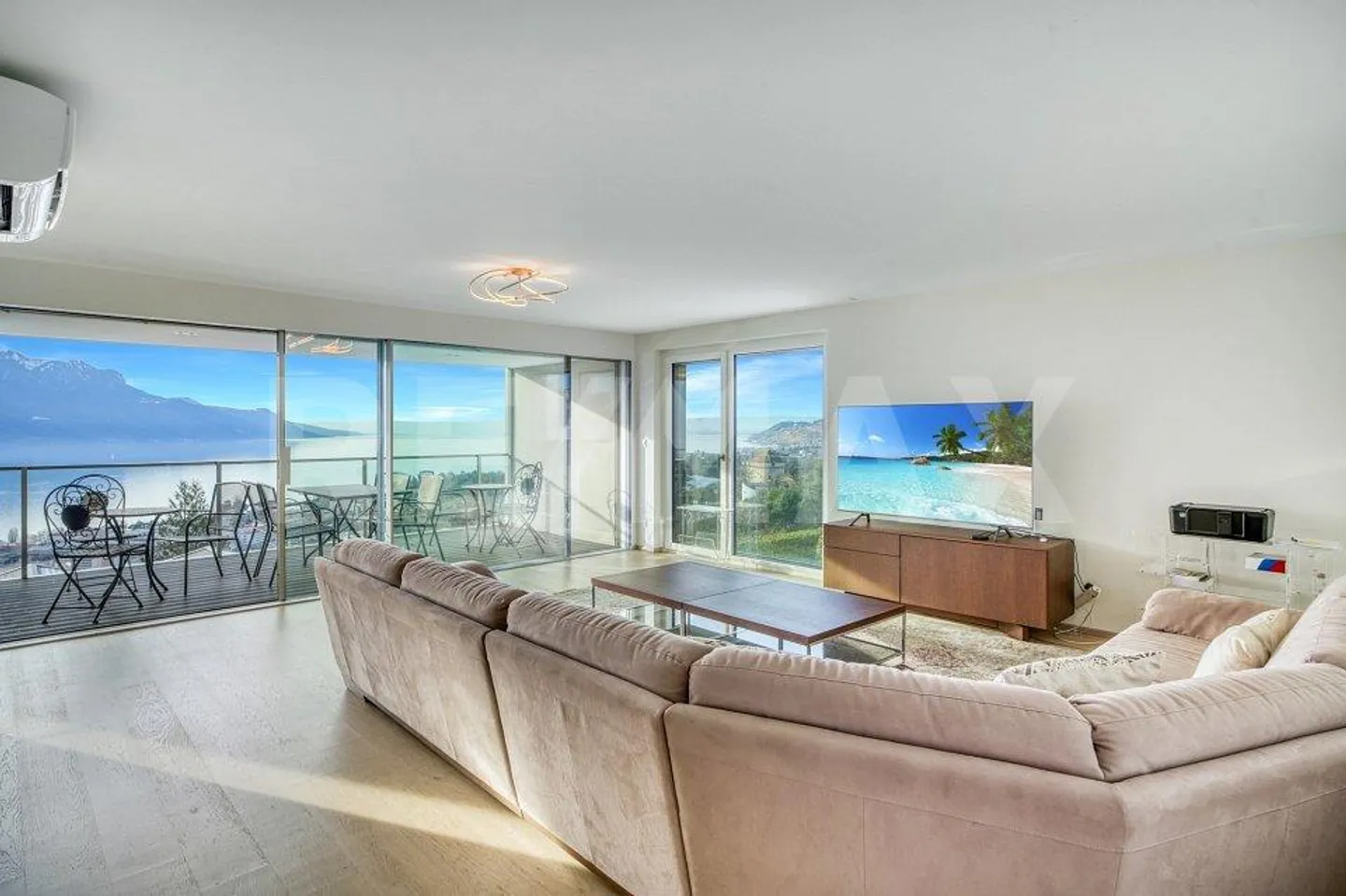 Luxury Apartment with Lake View - Photo 3 of 8