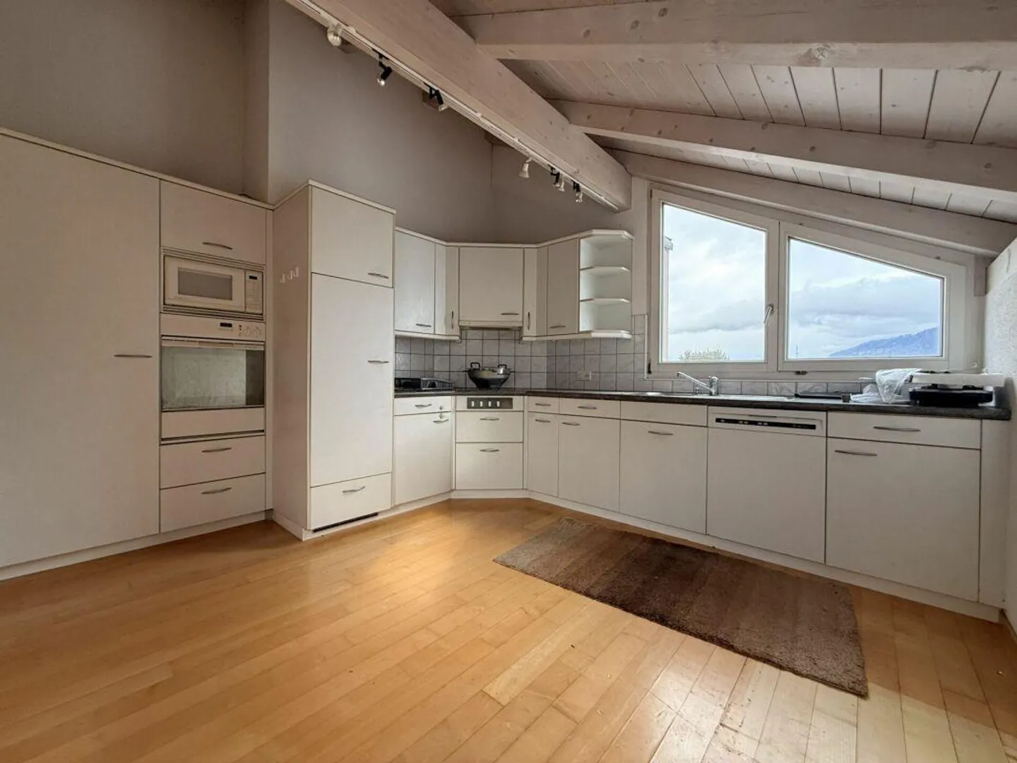 Spacious 3.5 Room Penthouse in the Center of Buchs-Räfis - Photo 3 of 9