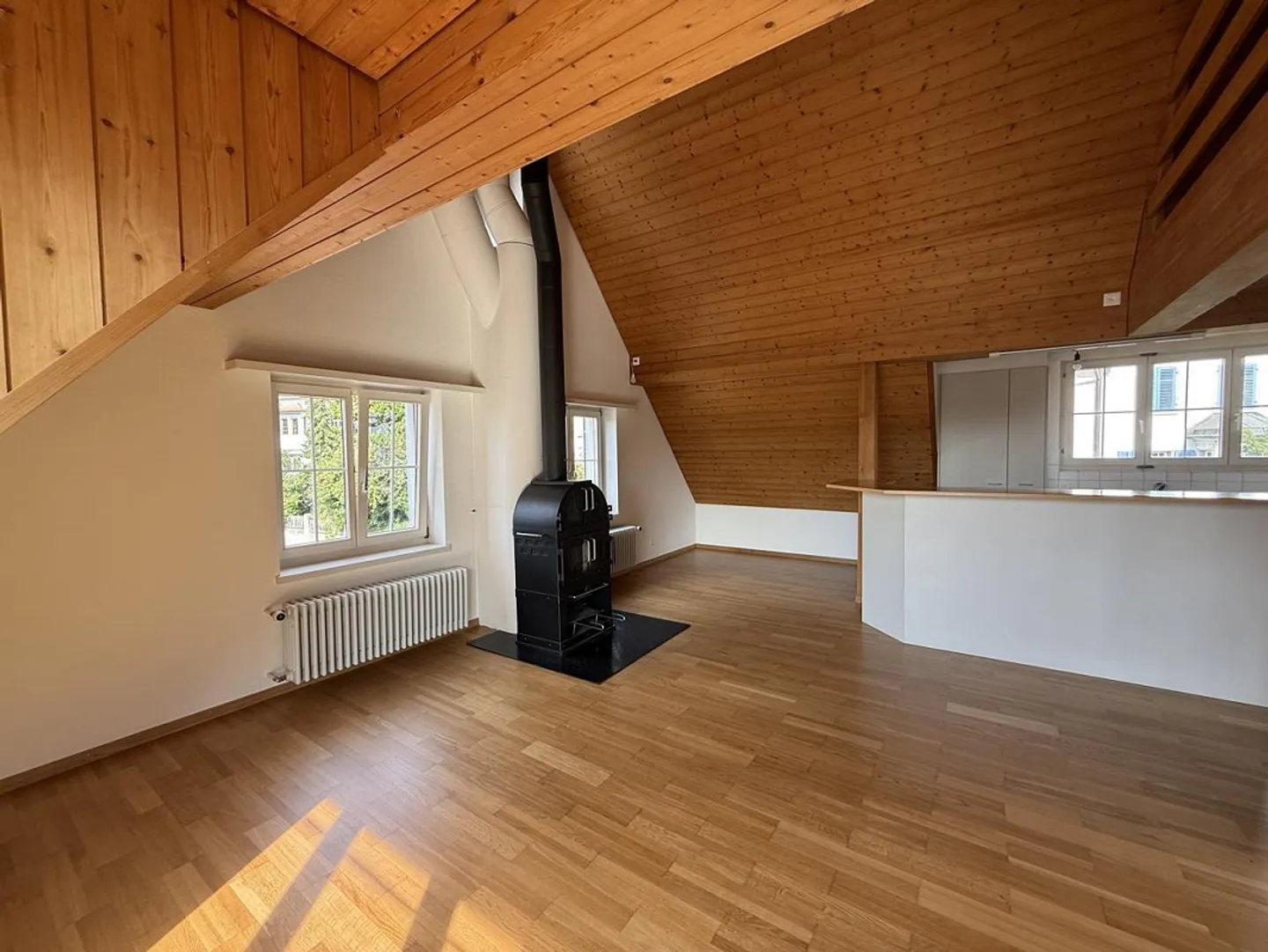 Charmante 5.5-Zimmer-Dachwohnung Nähe Bus und Naherholungsgebiet zu... - Photo 2 sur 16