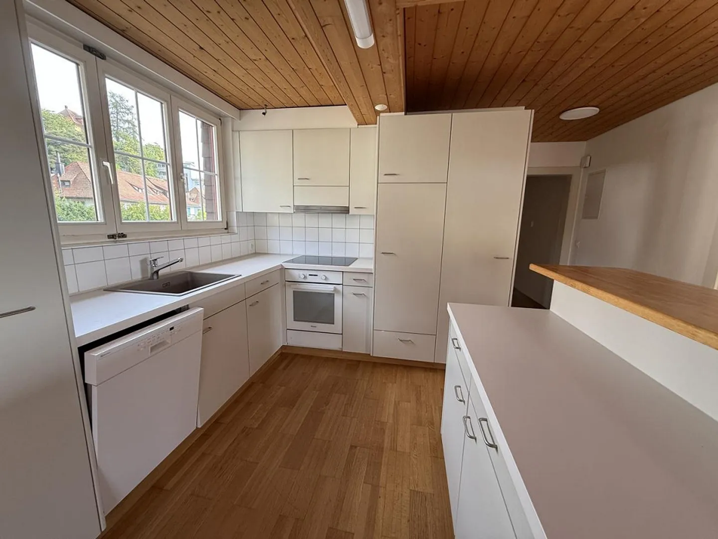 Charmante 5.5-Zimmer-Dachwohnung Nähe Bus und Naherholungsgebiet zu... - Photo 3 sur 16