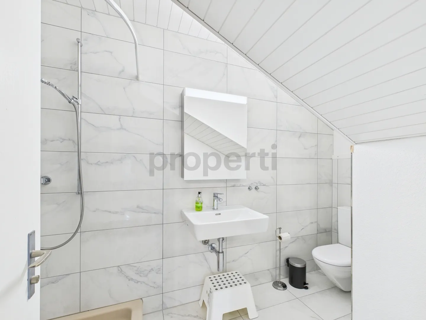 Exclusive 4.5-room maisonette apartment in Wila - Photo 10 of 11