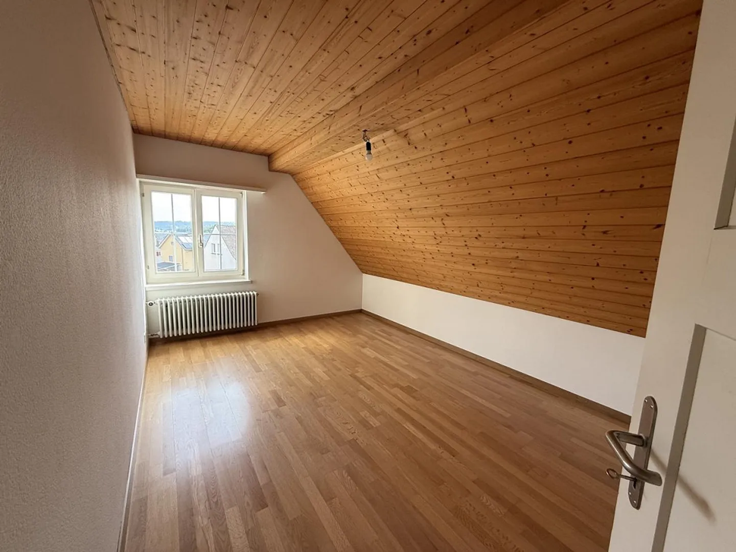 Charmante 5.5-Zimmer-Dachwohnung Nähe Bus und Naherholungsgebiet zu... - Photo 13 sur 16
