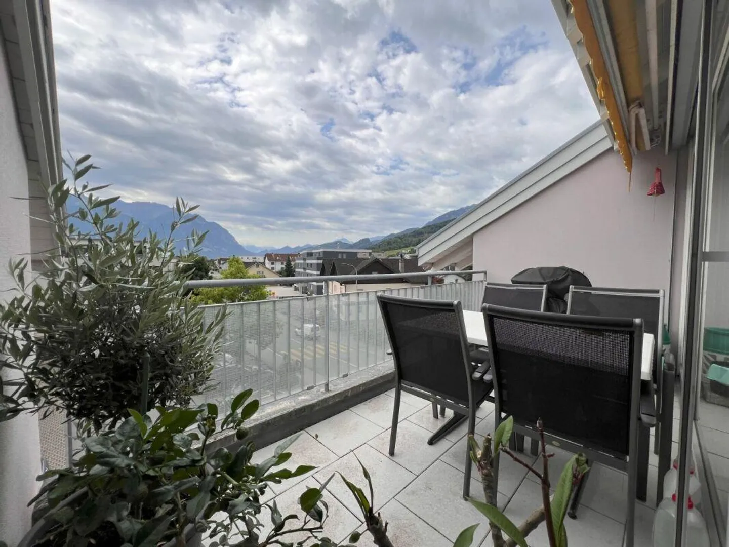 Spacious 3.5 Room Penthouse in the Center of Buchs-Räfis - Photo 8 of 9