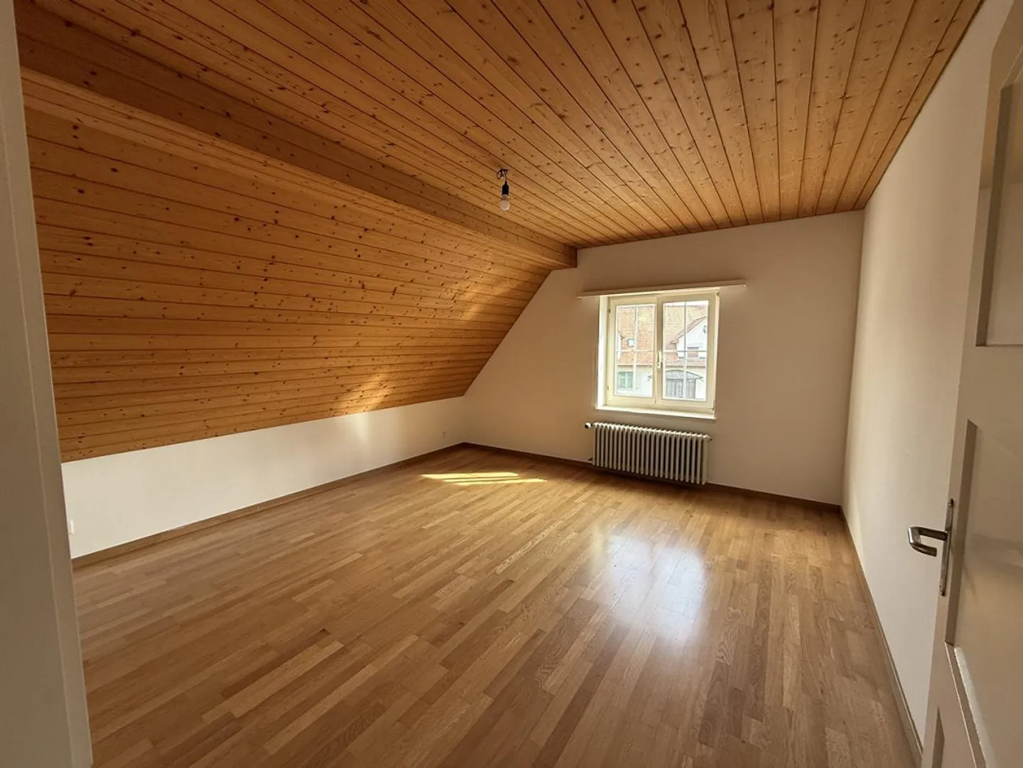 Charmante 5.5-Zimmer-Dachwohnung Nähe Bus und Naherholungsgebiet zu... - Photo 14 sur 16