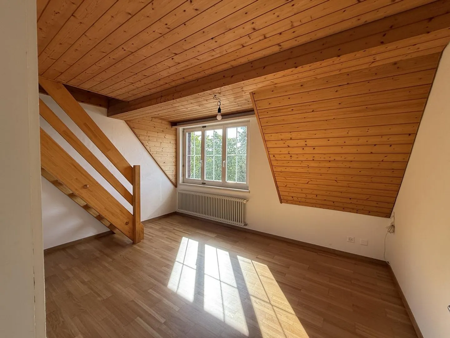 Charmante 5.5-Zimmer-Dachwohnung Nähe Bus und Naherholungsgebiet zu... - Photo 11 sur 16