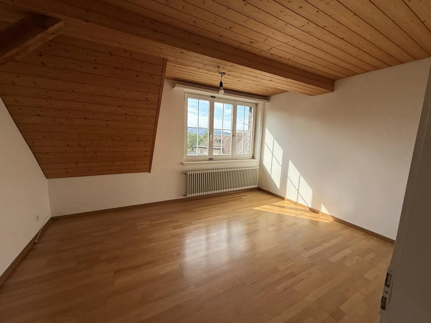 Charmante 5.5-Zimmer-Dachwohnung Nähe Bus und Naherholungsgebiet zu... - Photo 12 sur 16