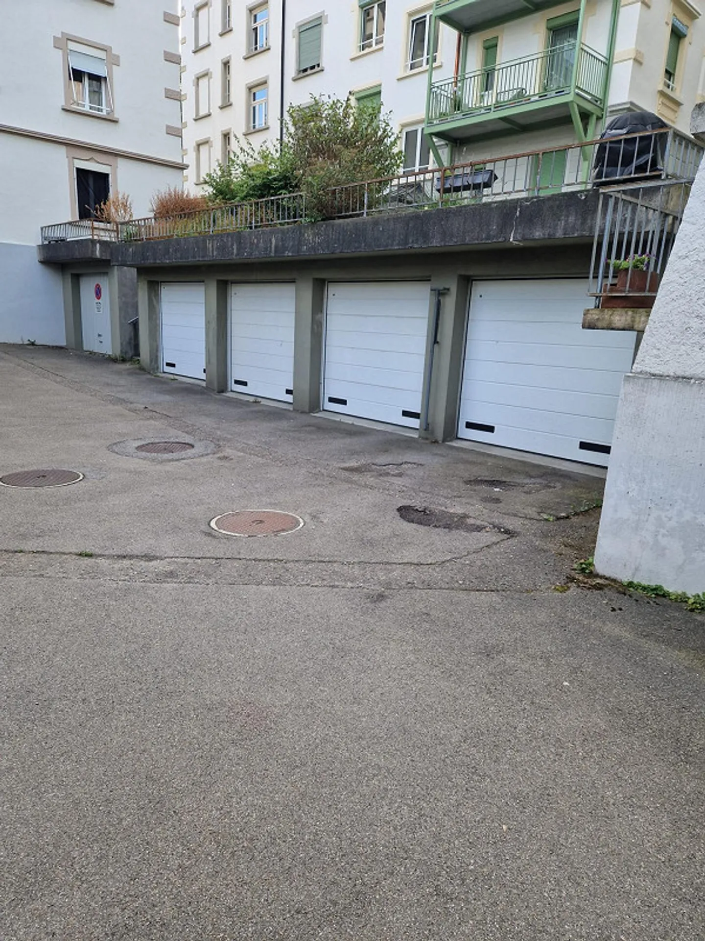 Einzel Garage mit automatischer Türe, Strom und Wasser - Photo 1 sur 3