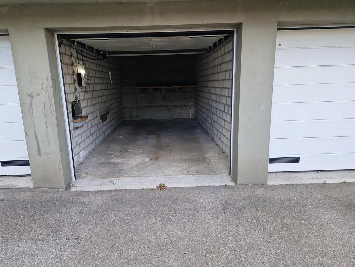 Einzel Garage mit automatischer Türe, Strom und Wasser - Photo 2 sur 3