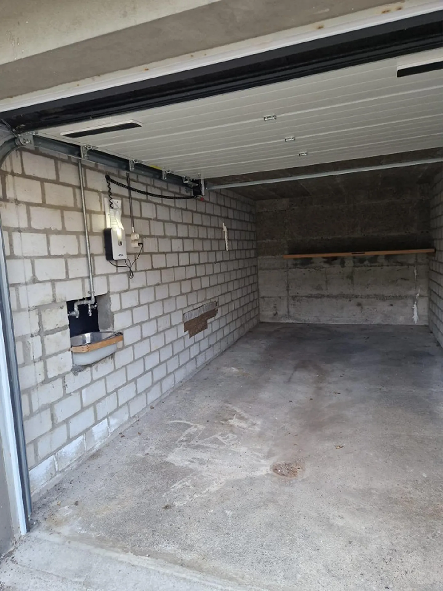 Einzel Garage mit automatischer Türe, Strom und Wasser - Photo 3 sur 3