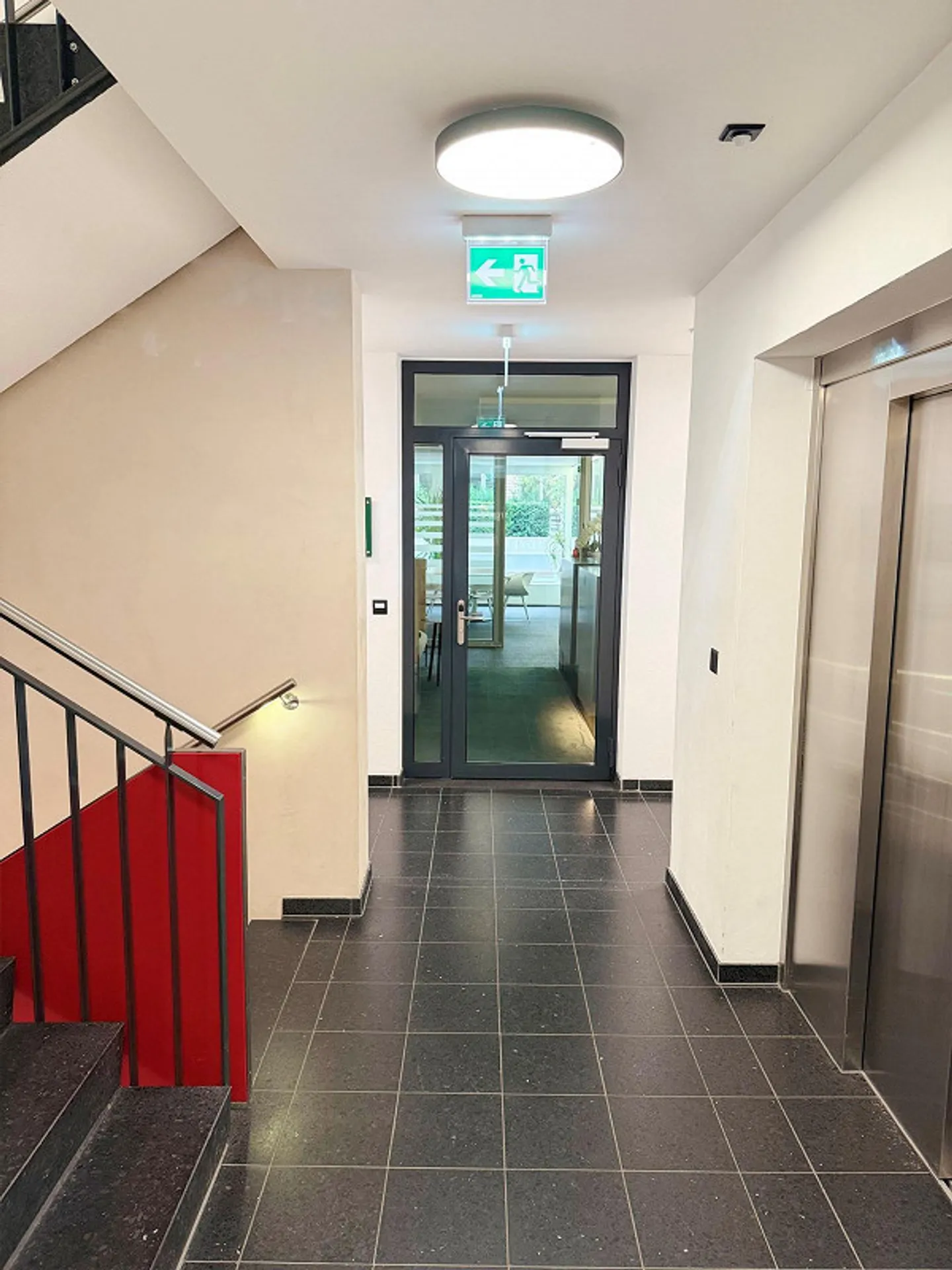 Air-conditioned office premises with parking in a central location - Photo 4 of 13