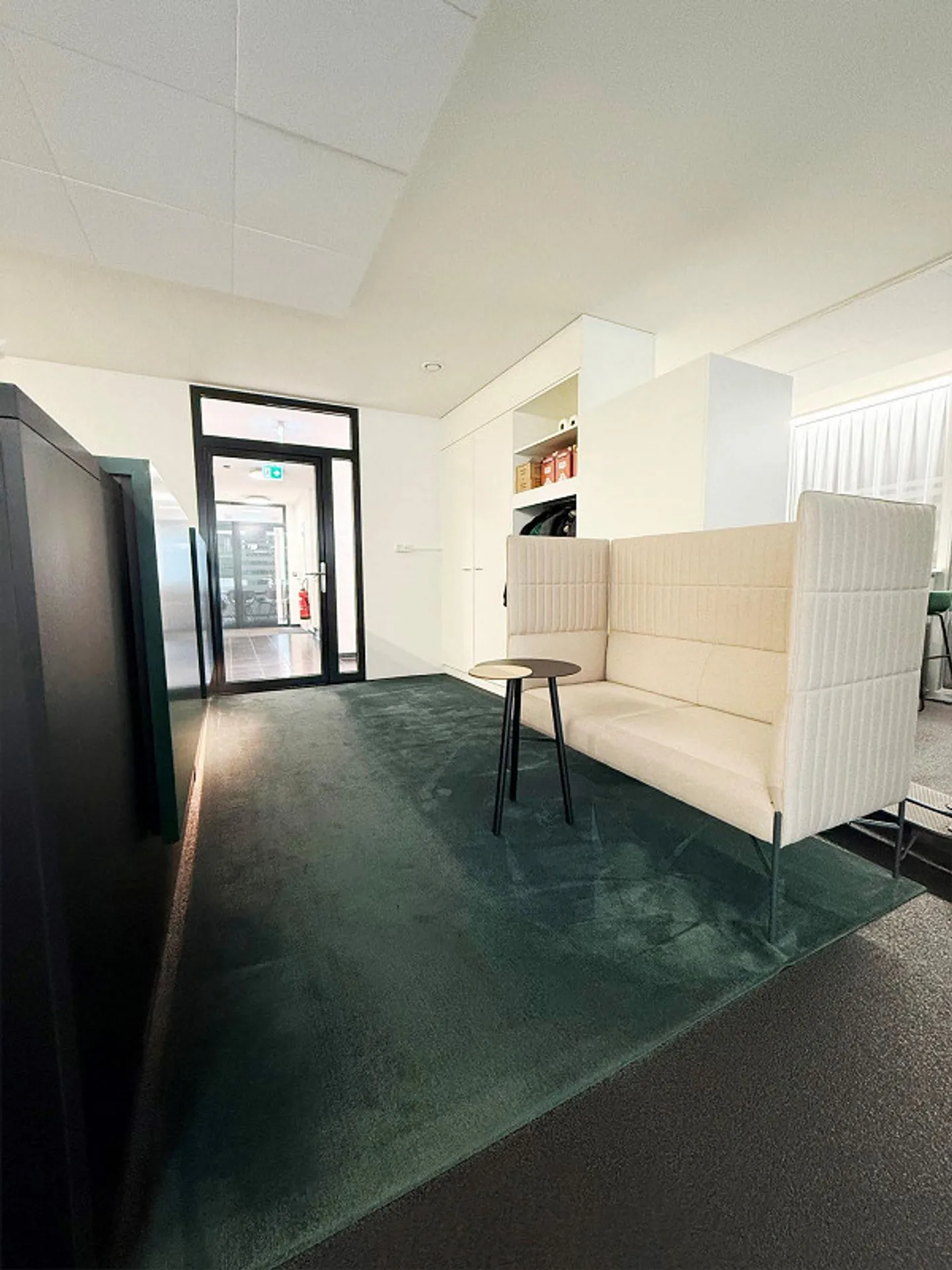 Air-conditioned office premises with parking in a central location - Photo 5 of 13