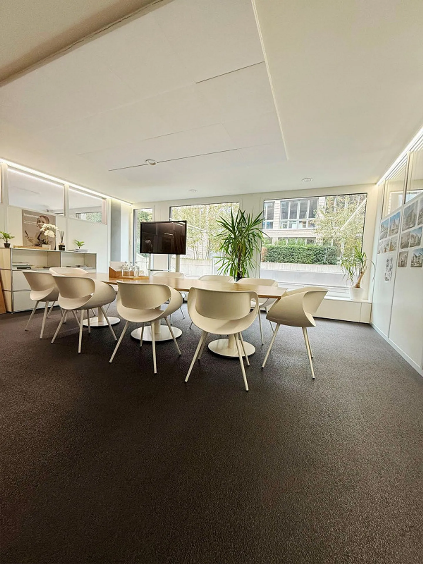 Air-conditioned office premises with parking in a central location - Photo 1 of 13