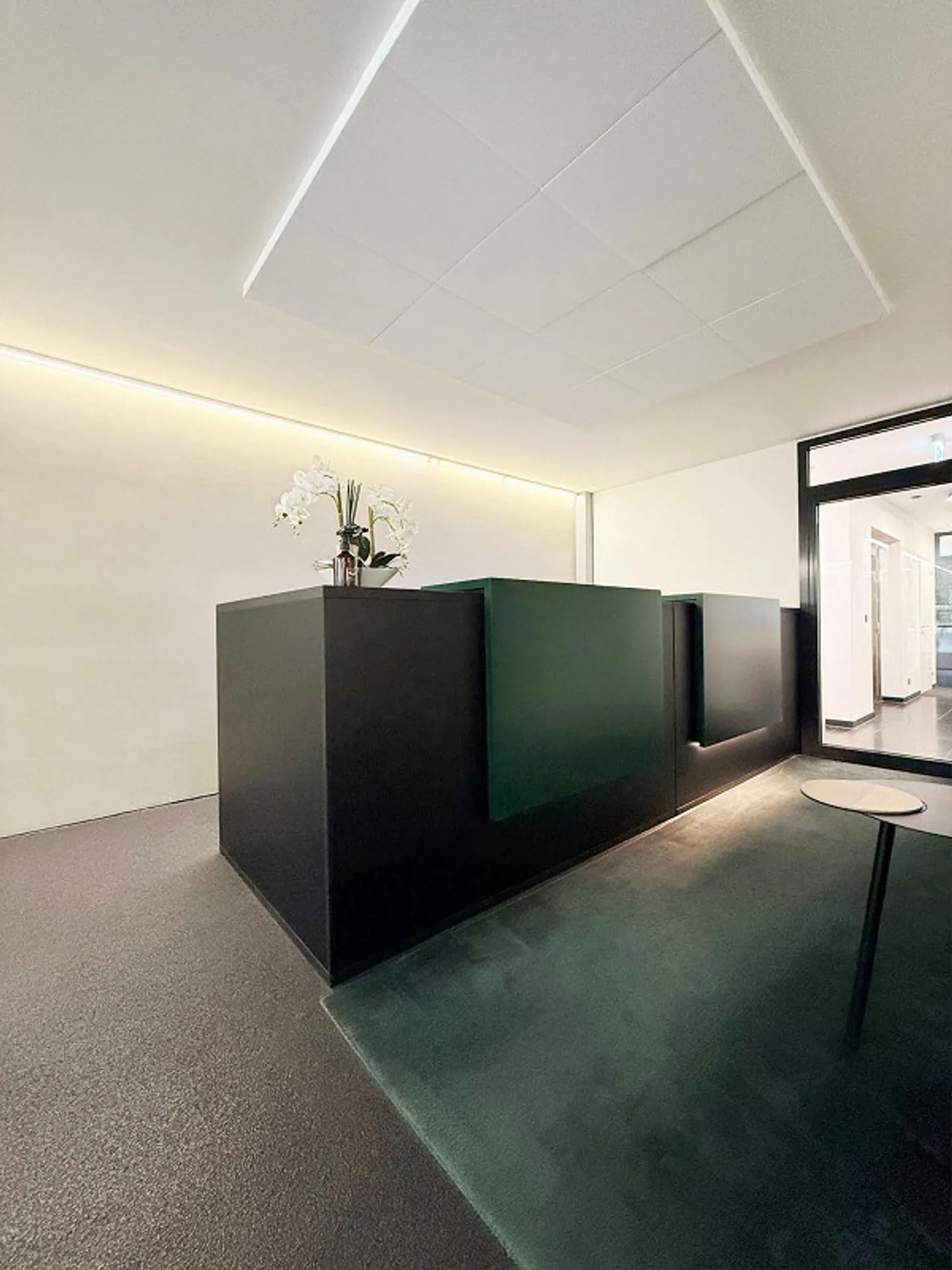 Air-conditioned office premises with parking in a central location - Photo 6 of 13