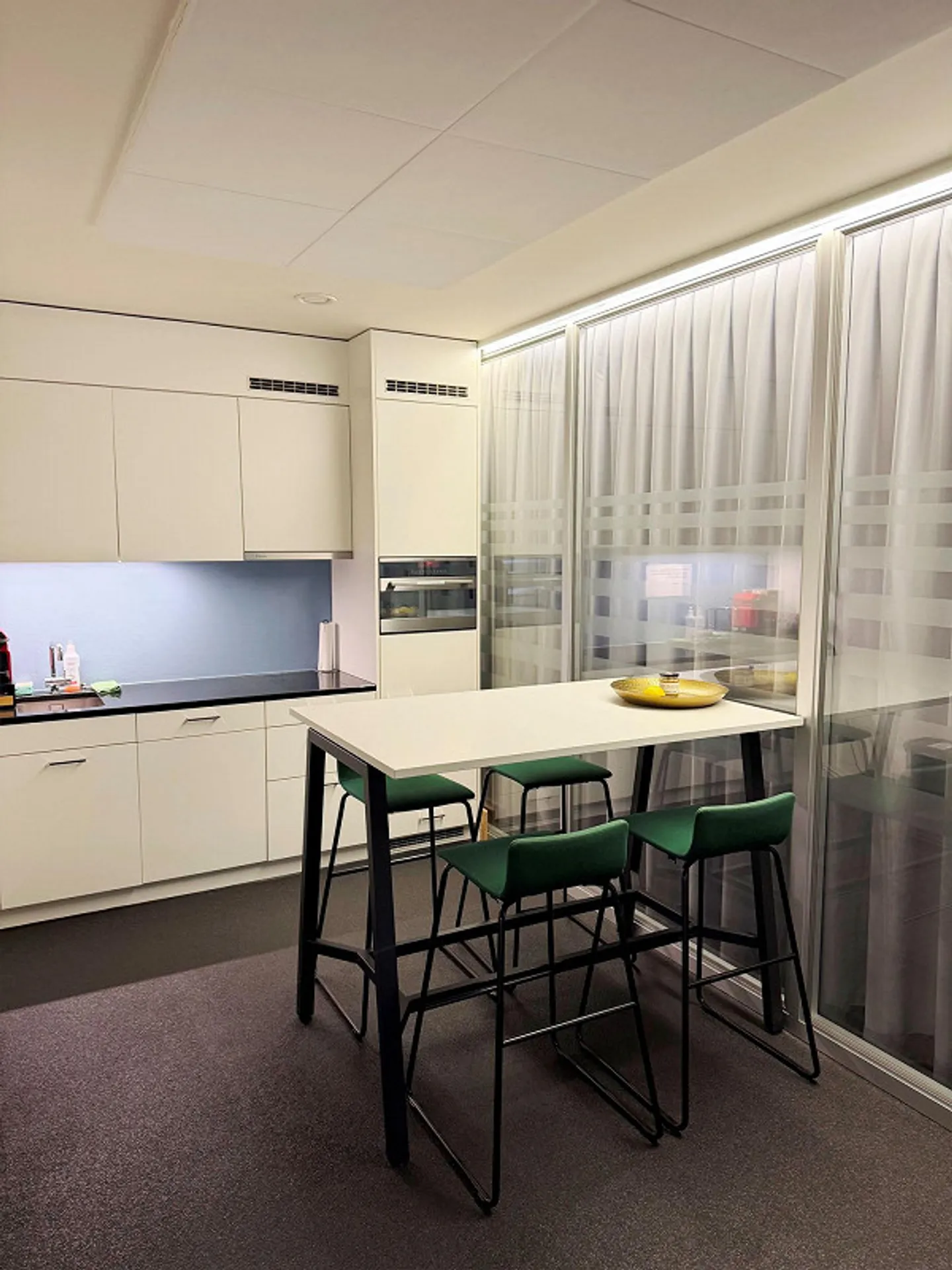 Air-conditioned office premises with parking in a central location - Photo 7 of 13