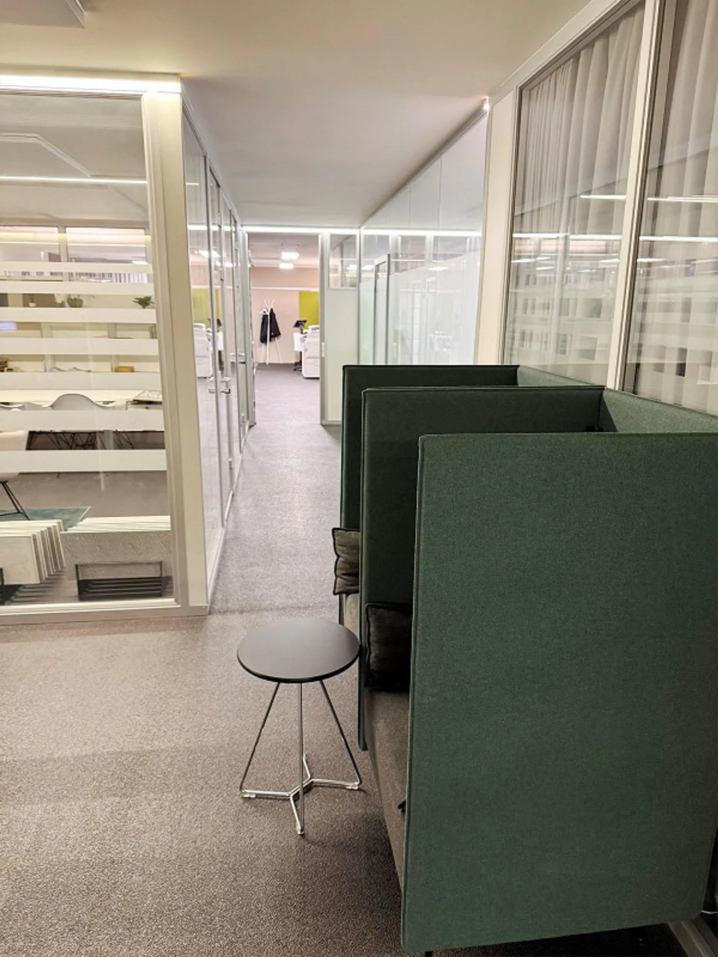 Air-conditioned office premises with parking in a central location - Photo 11 of 13