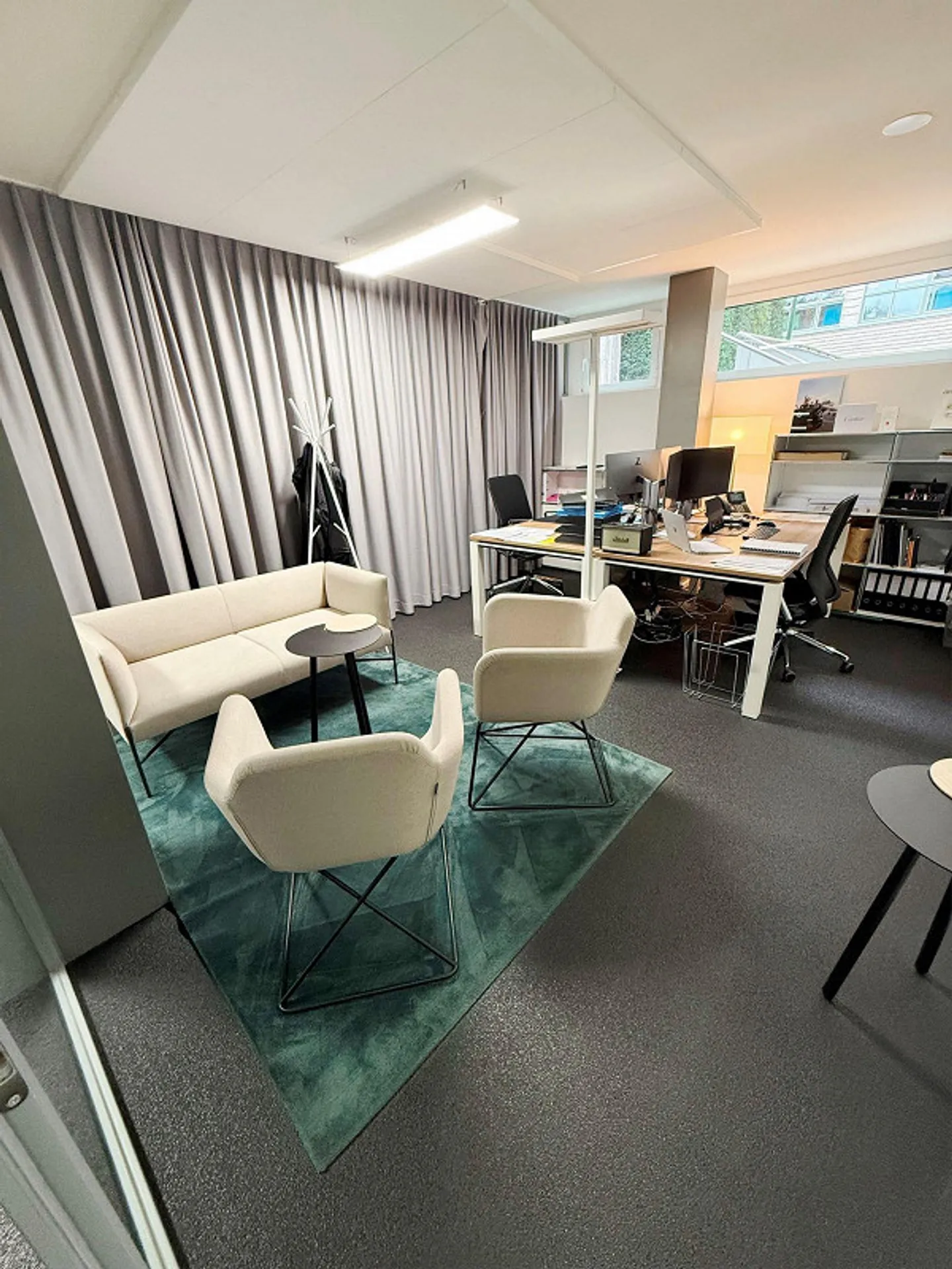 Air-conditioned office premises with parking in a central location - Photo 9 of 13
