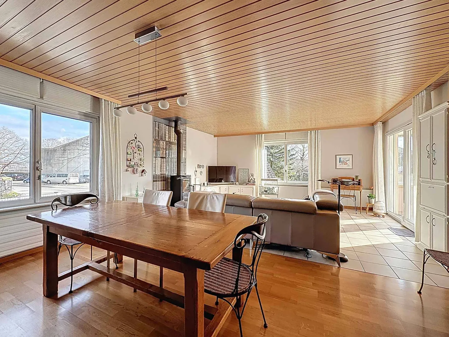 Villa familiale avec piscine et espaces extérieurs - Photo 2 sur 10