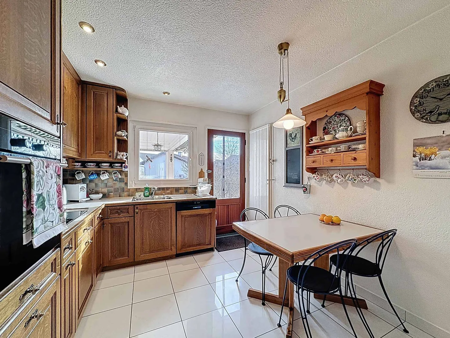 Villa familiale avec piscine et espaces extérieurs - Photo 3 sur 10