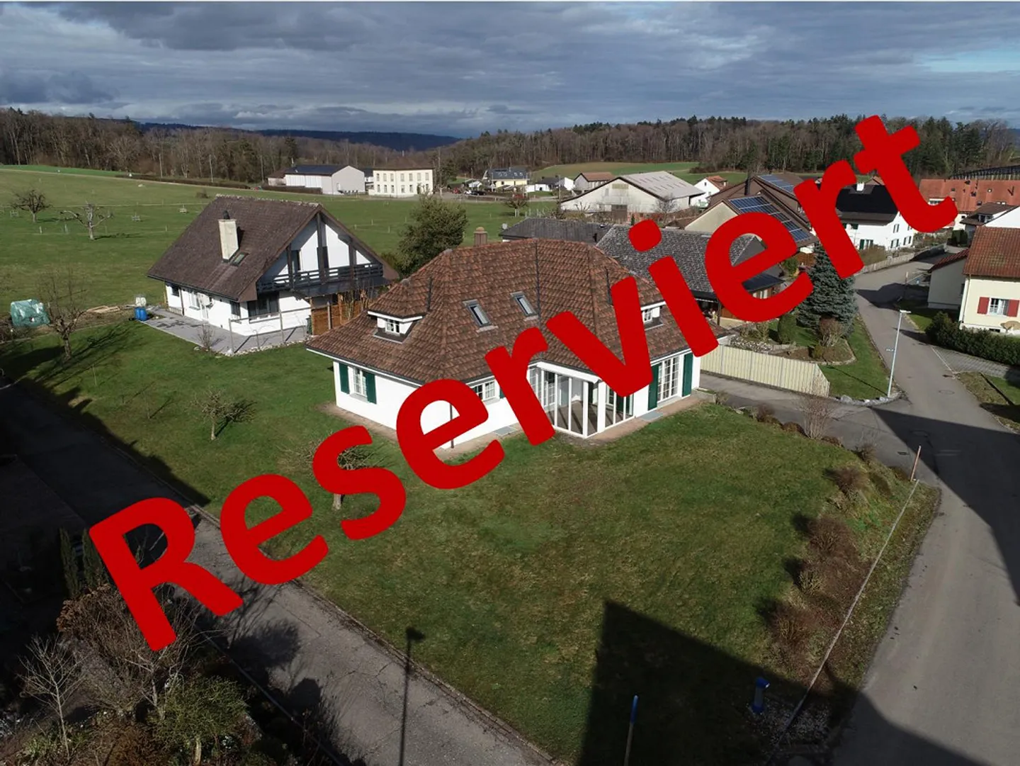 Maison individuelle de 4,5 pièces avec jardin spacieux dans un quartier résidentiel calme - Photo 1 sur 11