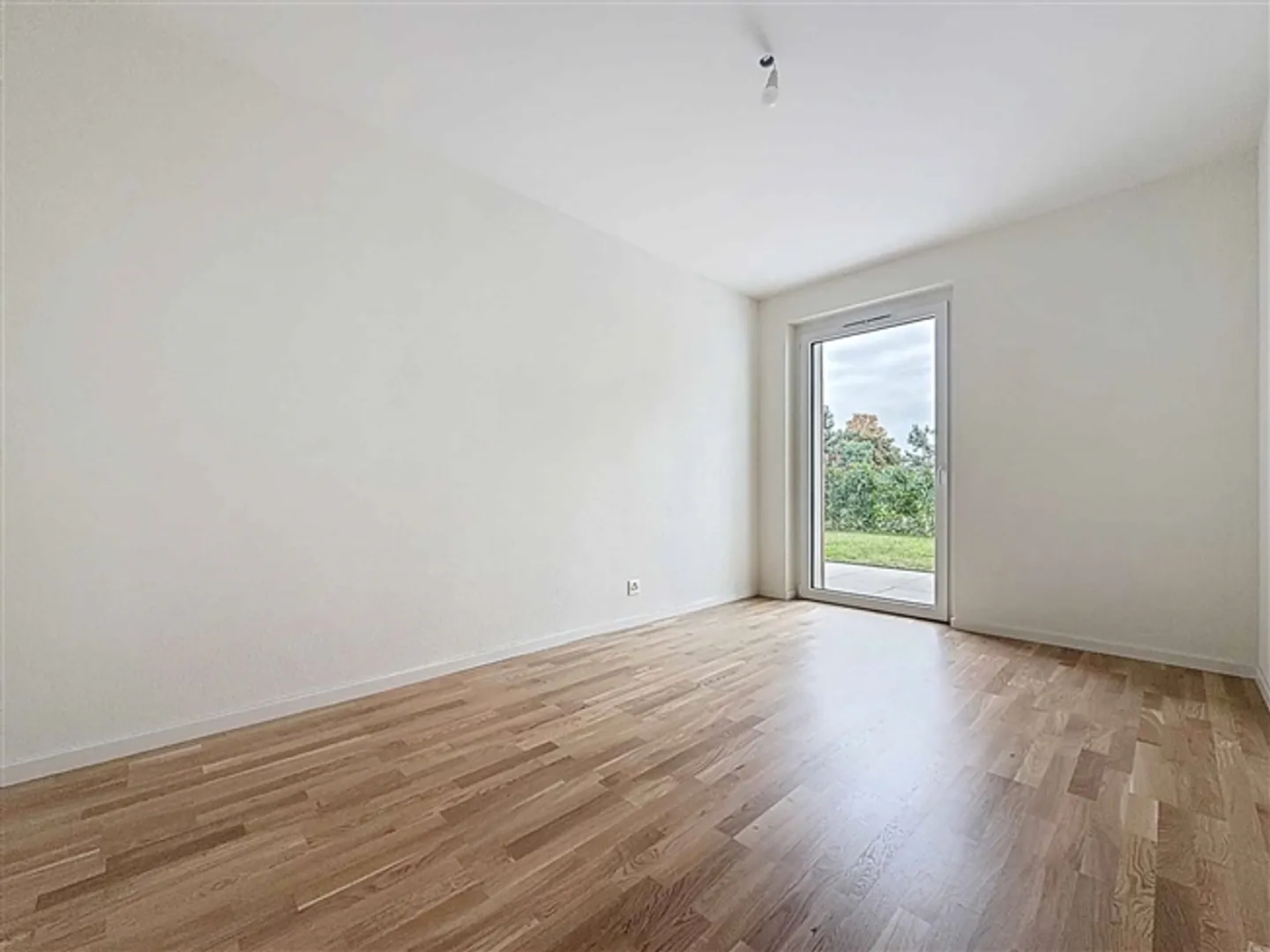 Nouvel appartement de 3,5 pièces avec terrasse et jardin - Photo 4 sur 13