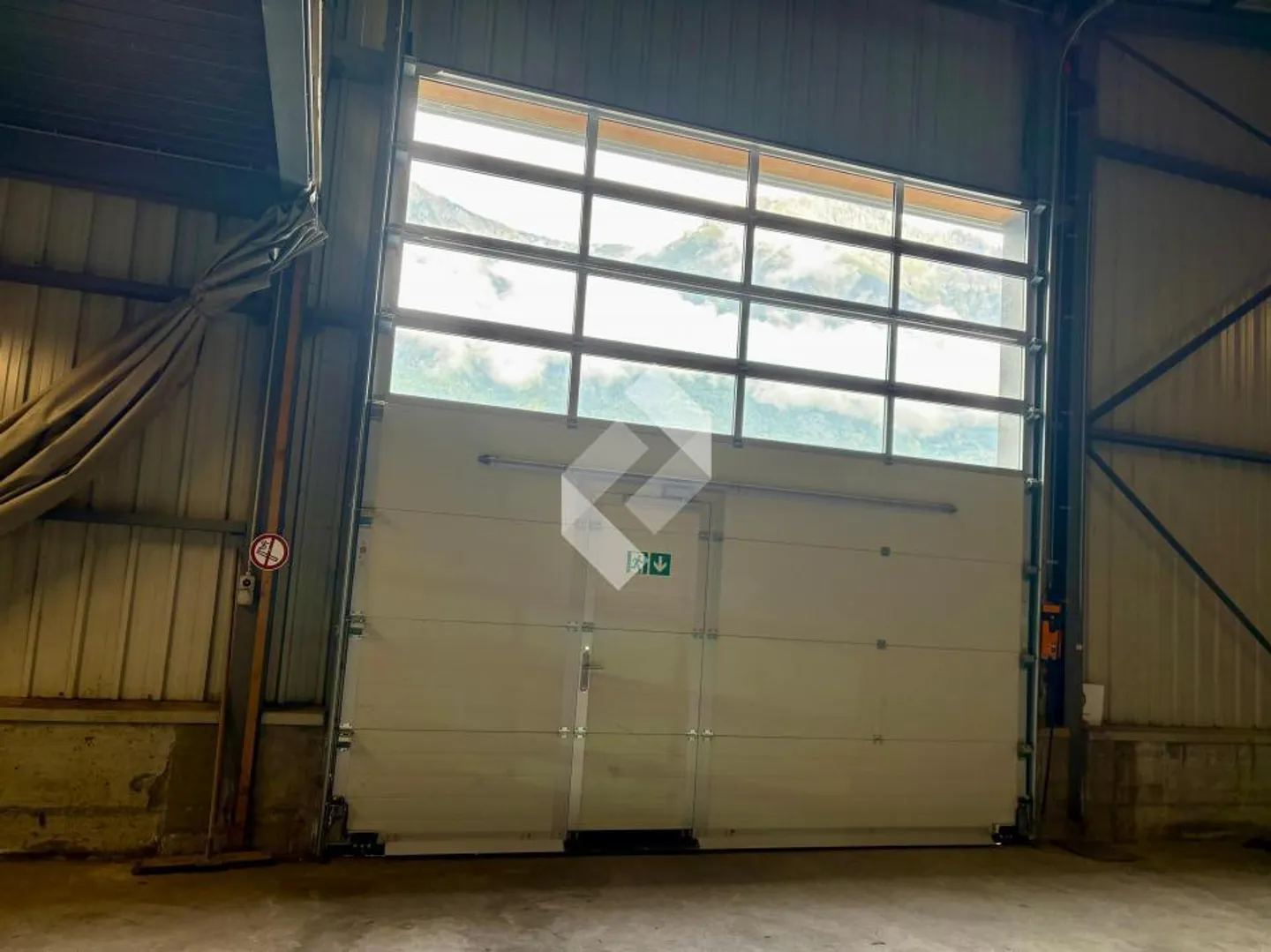 Warehouse for Rent - Commercial and Industrial Zone Charrat - Photo 3 of 9