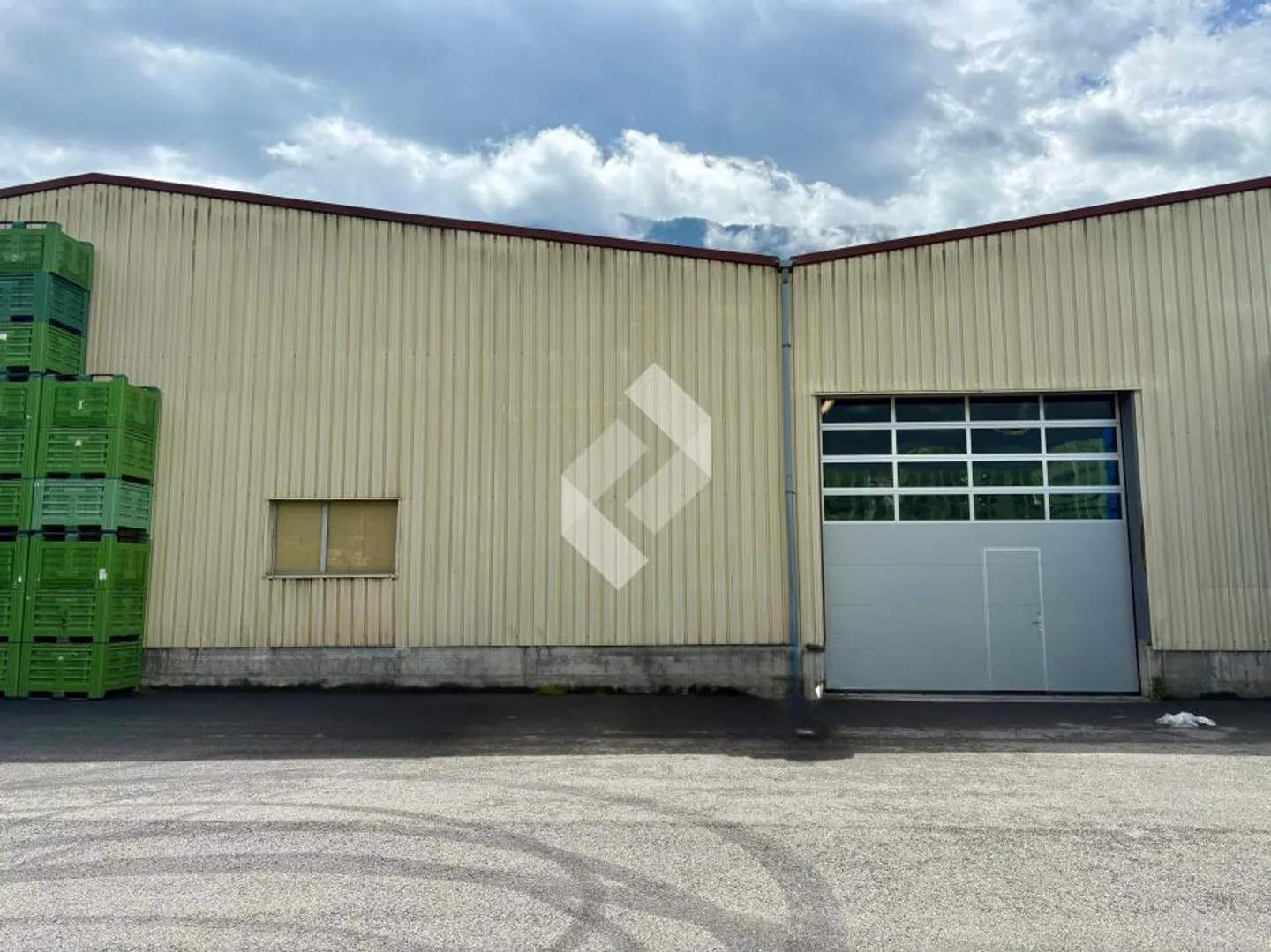 Warehouse for Rent - Commercial and Industrial Zone Charrat - Photo 4 of 9