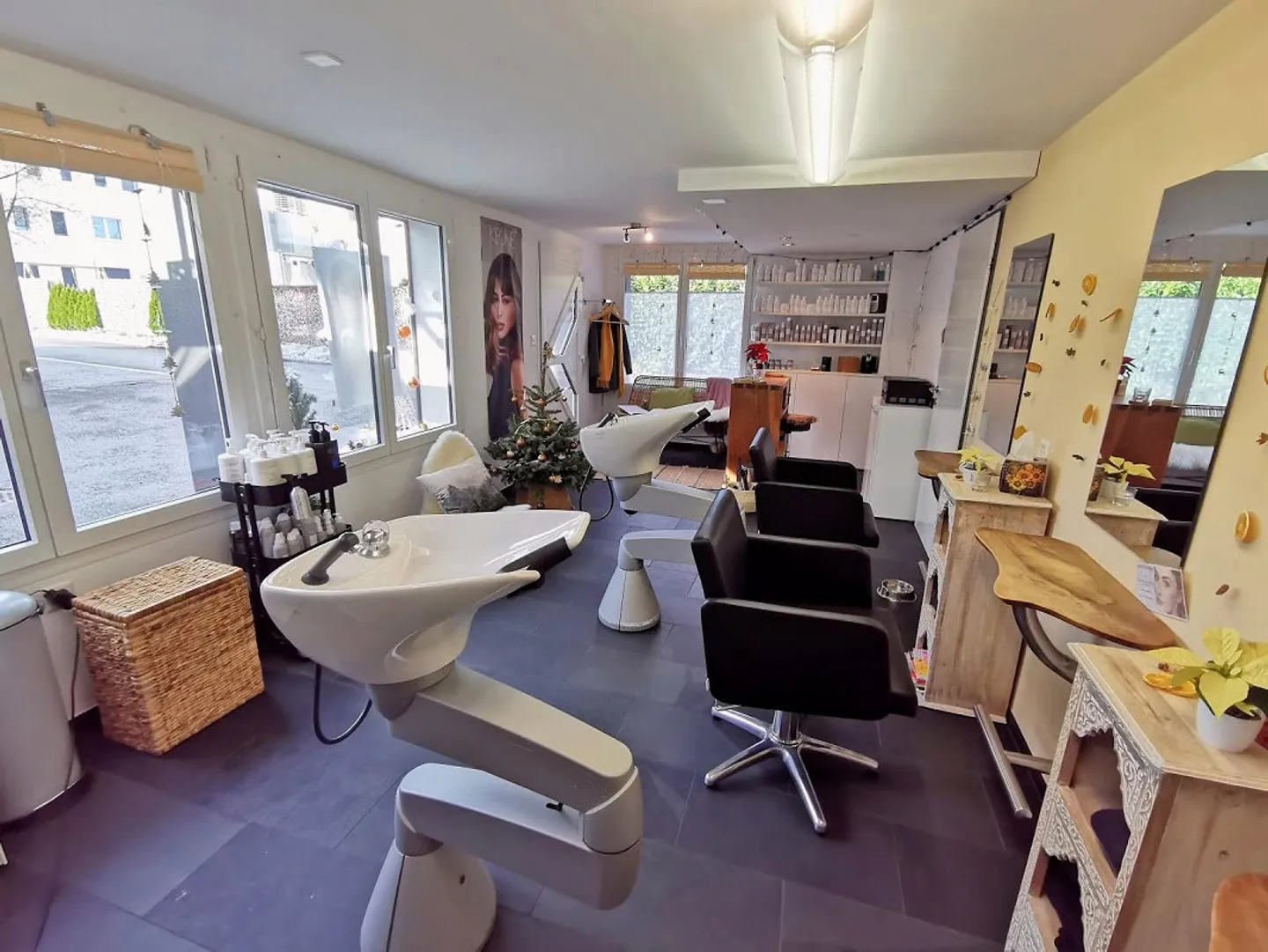 Top Opportunité ! Salon de coiffure moderne et lumineux à louer dans le meilleur emplacement - Photo 2 sur 2