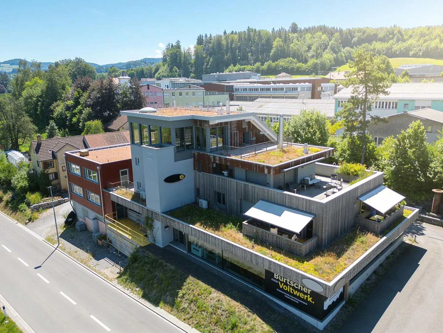 Umfassend weiterentwickelte Wohn- und Gewerbeliegenschaft mit erheb... - Foto 1 di 14