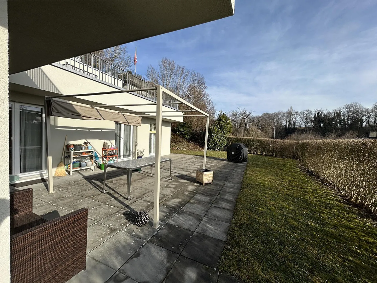 Living Above the Rooftops: Bright 5.5-Room Apartment with Terrace - Photo 1 of 11