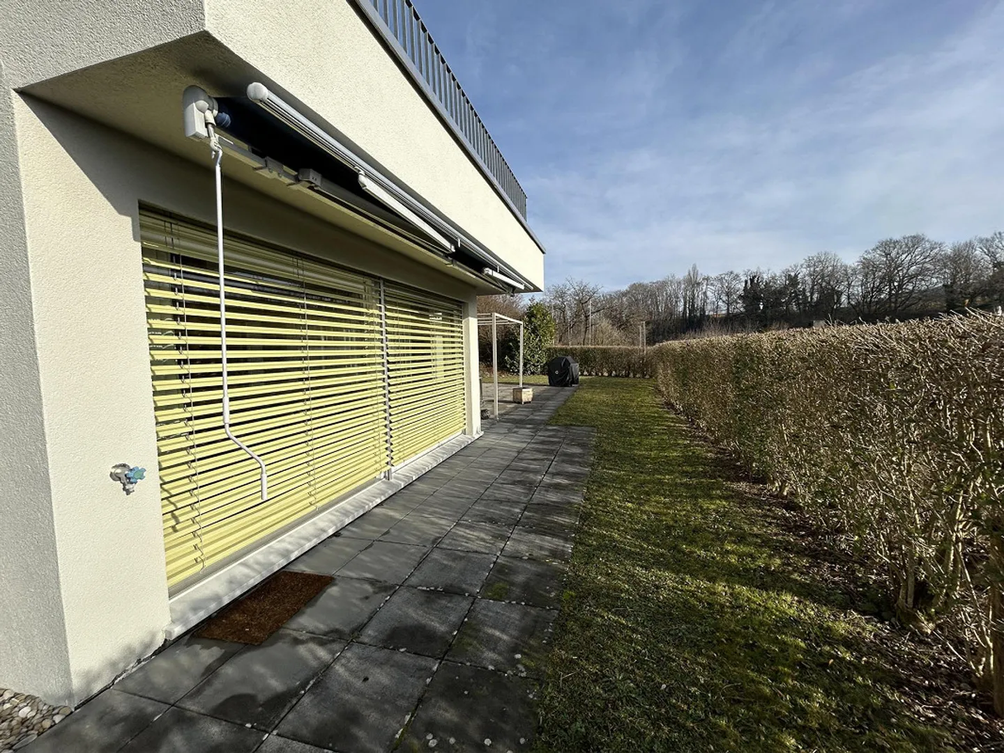 Living Above the Rooftops: Bright 5.5-Room Apartment with Terrace - Photo 2 of 11