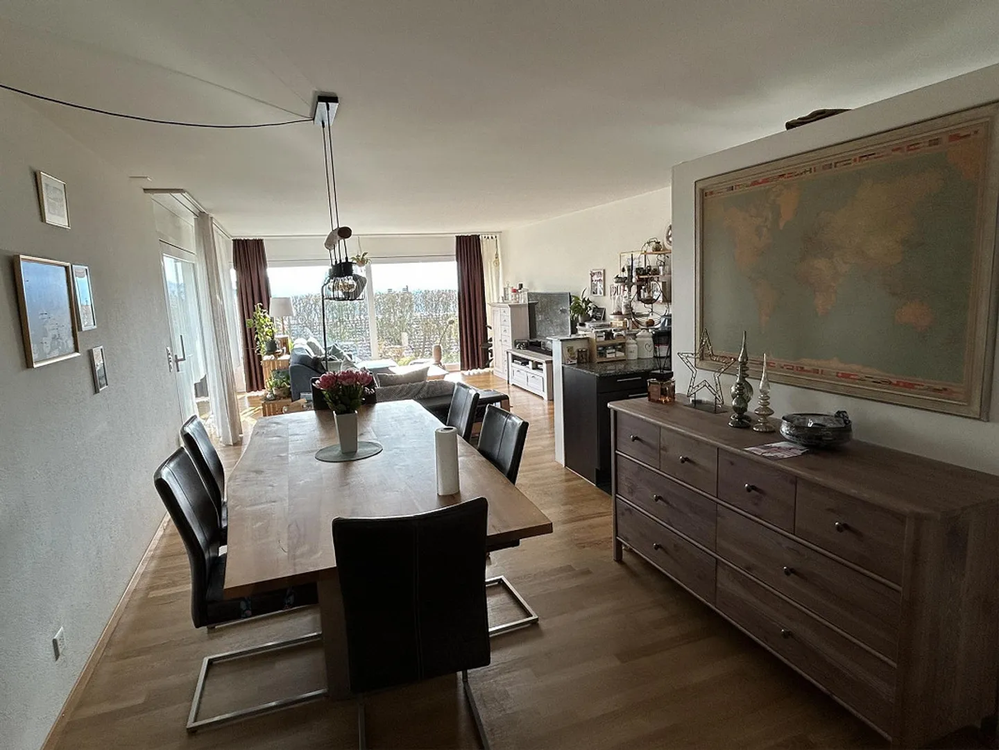 Living Above the Rooftops: Bright 5.5-Room Apartment with Terrace - Photo 5 of 11